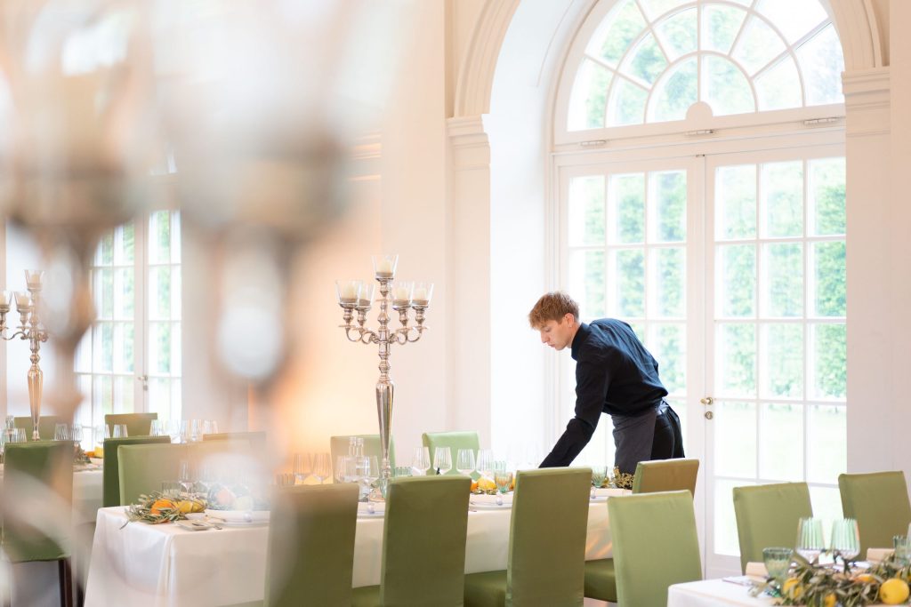Hoflieferanten Berlin Catering Orangerie Service Tisch Aufbau