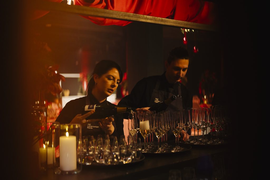 Hoflieferanten Berlin Catering Blick hinter die Kulissen - Service Getränke Vorbereitung