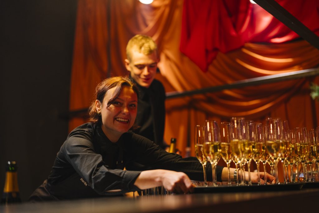 Hoflieferanten Berlin Catering Blick hinter die Kulissen - Service Getränke Vorbereitung