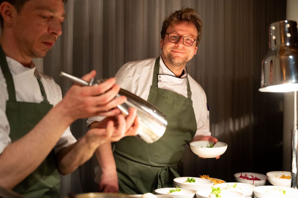 Hoflieferanten Berlin Catering Is(s)t Chefkoch bei der Zubereitung