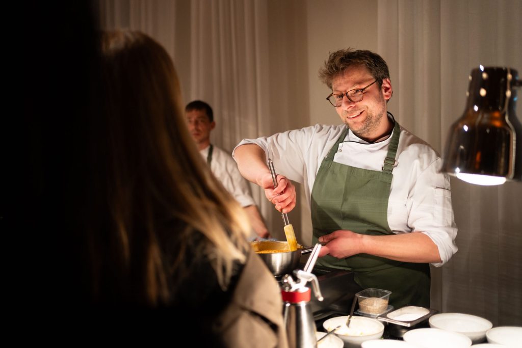 Hoflieferanten Berlin Catering Good Energy - Austausch am Herd